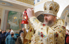 В кафедральном соборе Луганска встретили Вифлеемский огонь