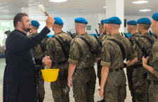 В Новороссийске священнослужитель благословил новобранцев весенне-летнего призыва на несение воинской службы