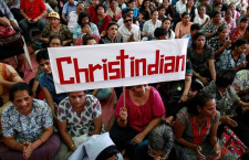 Индия: радикальные индуисты избили, взяли в заложники христиан и сожгли их Библии