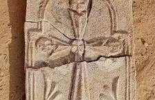 В ОАЭ на острове обнаружен 1400-летний крест среди руин раннего монастыря