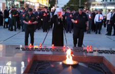 Митрополит Василий принял участие в традиционной акции «Свеча памяти» ко Дню памяти и скорби