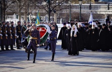 В ДЕНЬ ЗАЩИТНИКА ОТЕЧЕСТВА СВЯТЕЙШИЙ ПАТРИАРХ КИРИЛЛ ВОЗЛОЖИЛ ВЕНОК К МОГИЛЕ НЕИЗВЕСТНОГО СОЛДАТА У КРЕМЛЕВСКОЙ СТЕНЫ