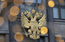 Законопроект, закрепляющий наличие крестов на гербе России, принят Госдумой в I чтении