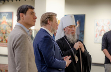 Митрополит Василий посетил открытие выставки «Стяги веры»