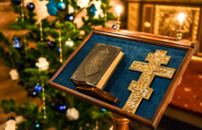 Читать Евангелие и книги, связанные с Рождеством, чтобы встретить новорожденного Бога. Священник о том, как правильно провести Рождественский пост