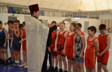 В Темрюке священнослужитель принял участие в открытии турнира по греко-римской борьбе