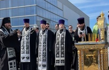 На 40-й день трагедии панихиду у здания «Крокус Сити Холла» по благословению Святейшего Патриарха Кирилла совершил архиепископ Одинцовский Фома