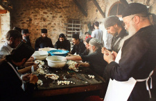 О фальшивом христианстве и о том, как миро потекло вверх