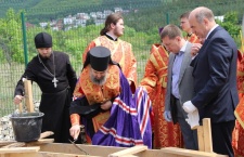 Вложение закладной капсулы в основание кафедрального собора в Геленджике