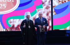 Митрополит Василий вручил Патриаршую награду на Празднике урожая