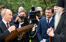 Путин пообщался с американским православным священником и подарил ему две иконы