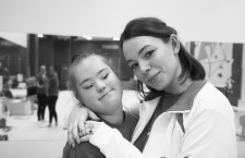 Тренер по художественной гимнастике обучает девочек с синдромом Дауна. Получаются чемпионки и медалистки