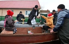 На Пасху священник Гомельской епархии добрался к жителям затопленных районов Гомеля на лодке