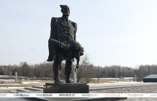 Символ вечной памяти и неутихающей боли. В Беларуси вспоминают жертв трагедии в Хатыни