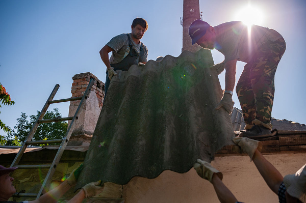 «Построил 15 крыш, так и научился»: кому помогают волонтеры-строители в Мариуполе, и почему людям все еще нужна помощь