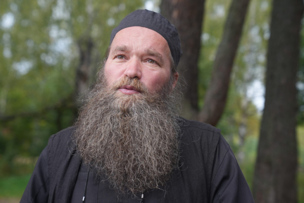 Эквилибр на руках: история бывшего циркача, который стал монахом и помогает инвалидам