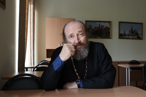 «Иду с крестом и думаю: “Бабушка за всех молилась – видать, и мне за родню молиться придется”». Иерей Георгий Неустроев о служении и приходской жизни