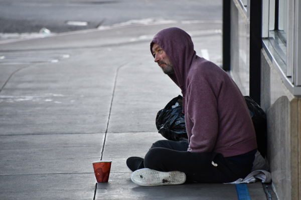 «Мама бомжом его не рожала»: три истории о том, как легко стать бездомным и как трудно вернуться к обычной жизни